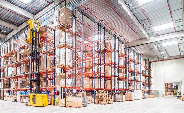 Corep cuenta con un depósito sectorizado y equipado con racks selectivos en su centro de producción de Francia