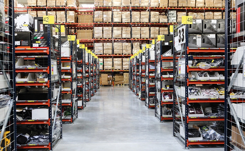 Este depósito está compuesto por racks selectivos, racks de cajas para picking y un circuito de transportadores que incluye una zona de clasificación