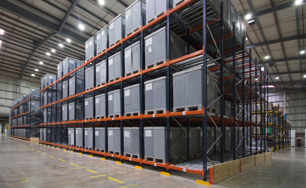 Mecalux suministró dos bloques de racks dinámicos donde se depositan los contenedores de plástico con la mercadería