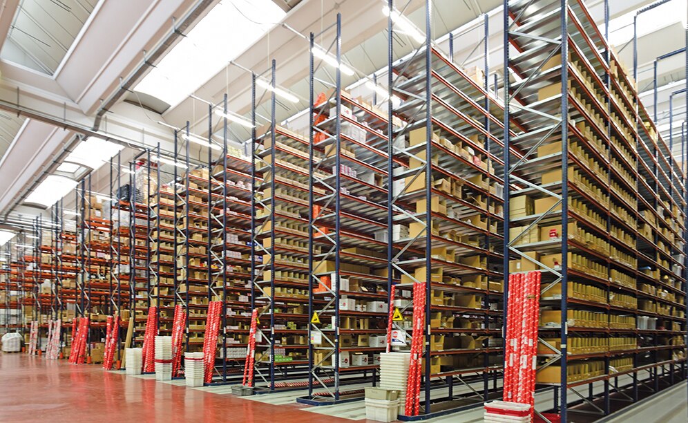 Mecalux ha equipado el centro con racks selectivos que se organizan en dos zonas: racks específicos para picking y racks para carga paletizada