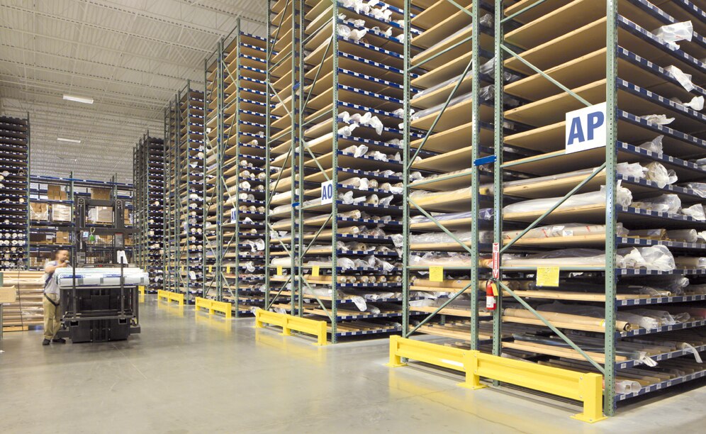 Interlake Mecalux sugirió una solución de almacenaje para gestionar los miles de rollos de tela alojados en compartimentos de los racks de más de 9 m de altura