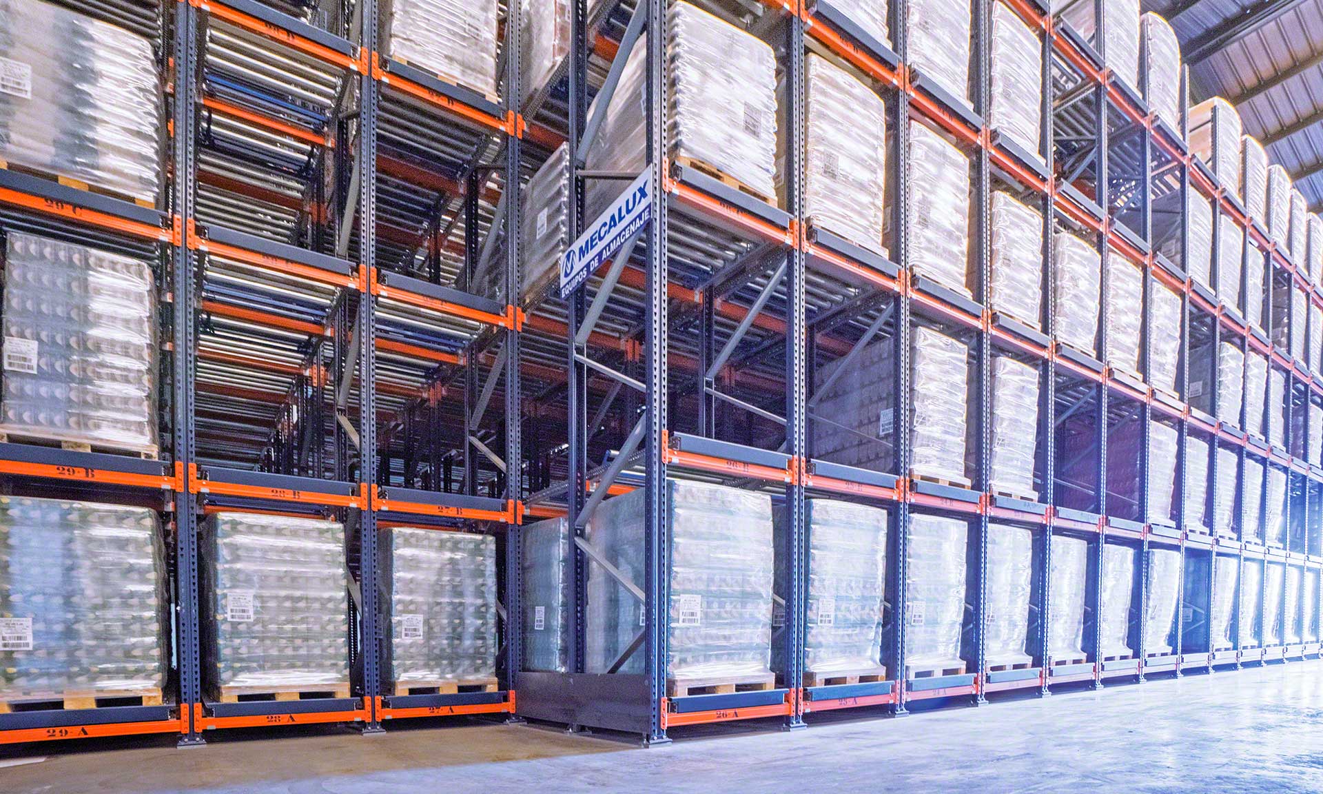 Racks dinámicos con 141 canales de almacenaje para gestionar más de 1.000 toneladas de arroz Racks dinámicos con 141 canales de almacenaje para gestionar más de 1.000 toneladas de arroz