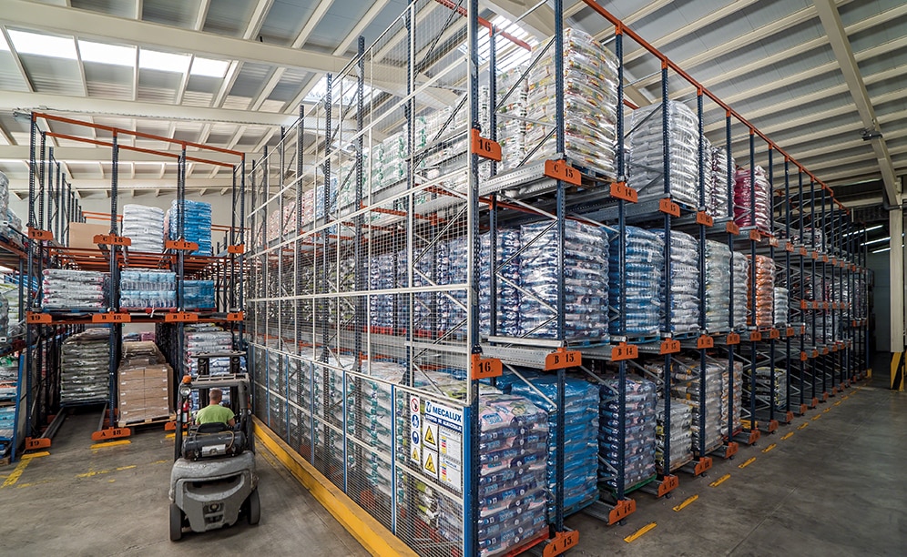 El depósito de Alinatur posee una capacidad de 1.500 pallets repartidos en 62 canales de 13, 21 y 23 m de profundidad