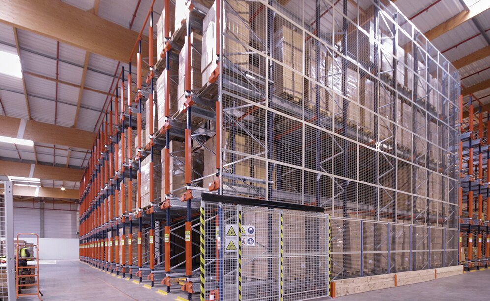 El depósito de Didactic también cuenta con paneles de malla de protección en los laterales de las estanterías que impiden la caída accidental de la mercadería
