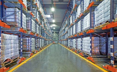 El fabricante lácteo SLVA consigue manipular y almacenar más de 7.400 pallets con nueve carros Pallet Shuttle en canales de hasta 20 m de profundidad El fabricante lácteo SLVA consigue manipular y almacenar más de 7.400 pallets con nueve carros Pallet Shuttle en canales de hasta 20 m de profundidad