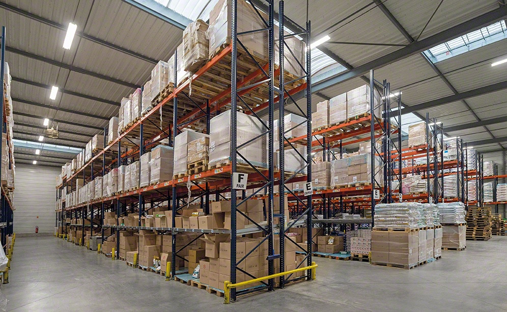 Racks selectivos con tres niveles de almacenaje