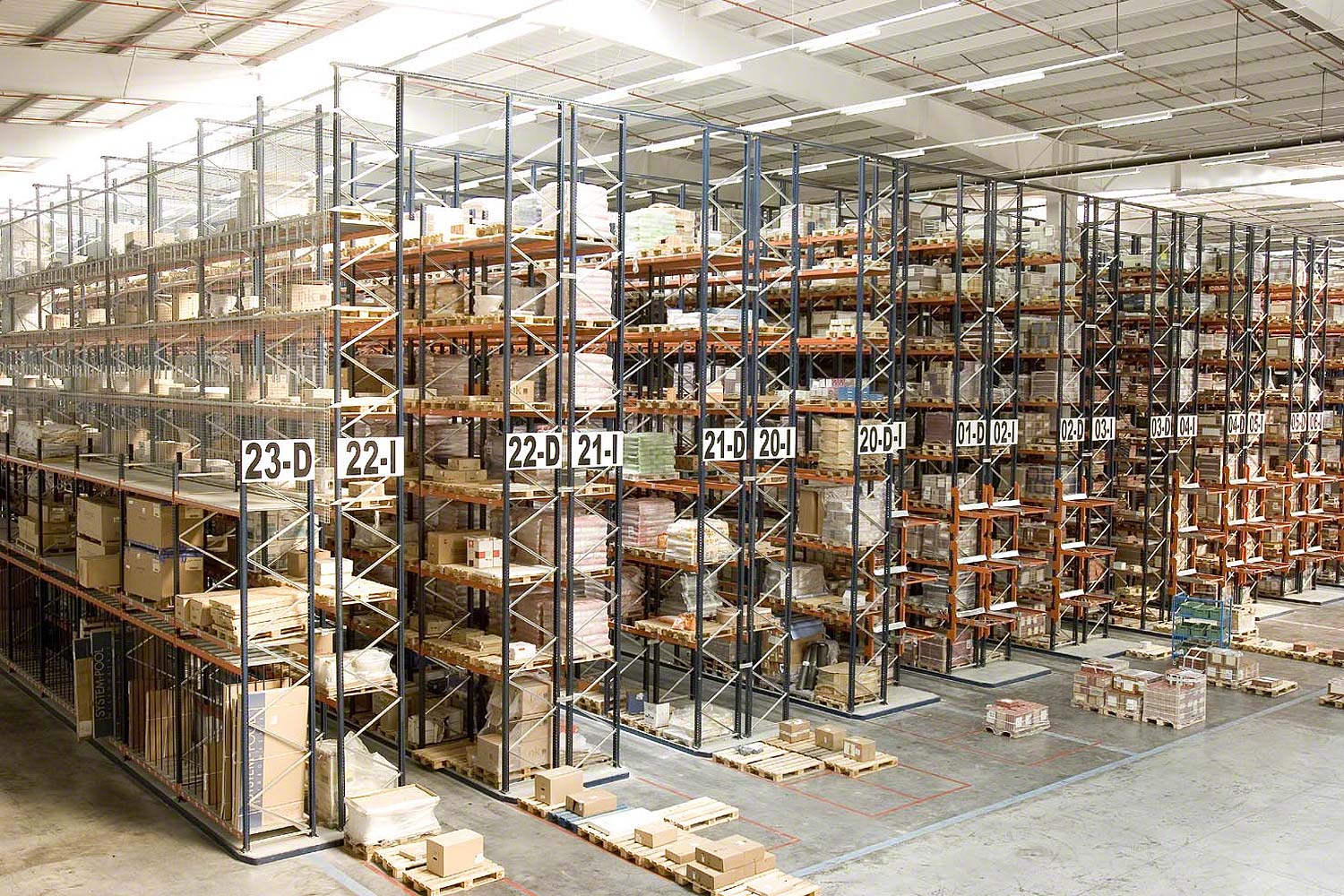 Depósito de racks selectivos servidos por autoelevadores trilateral