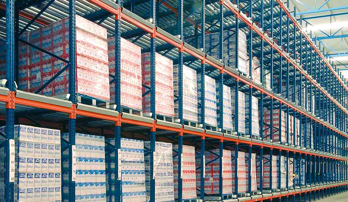 Estanterías de gravedad por rodillos del depósito de Corporación Alimentaria Peñasanta