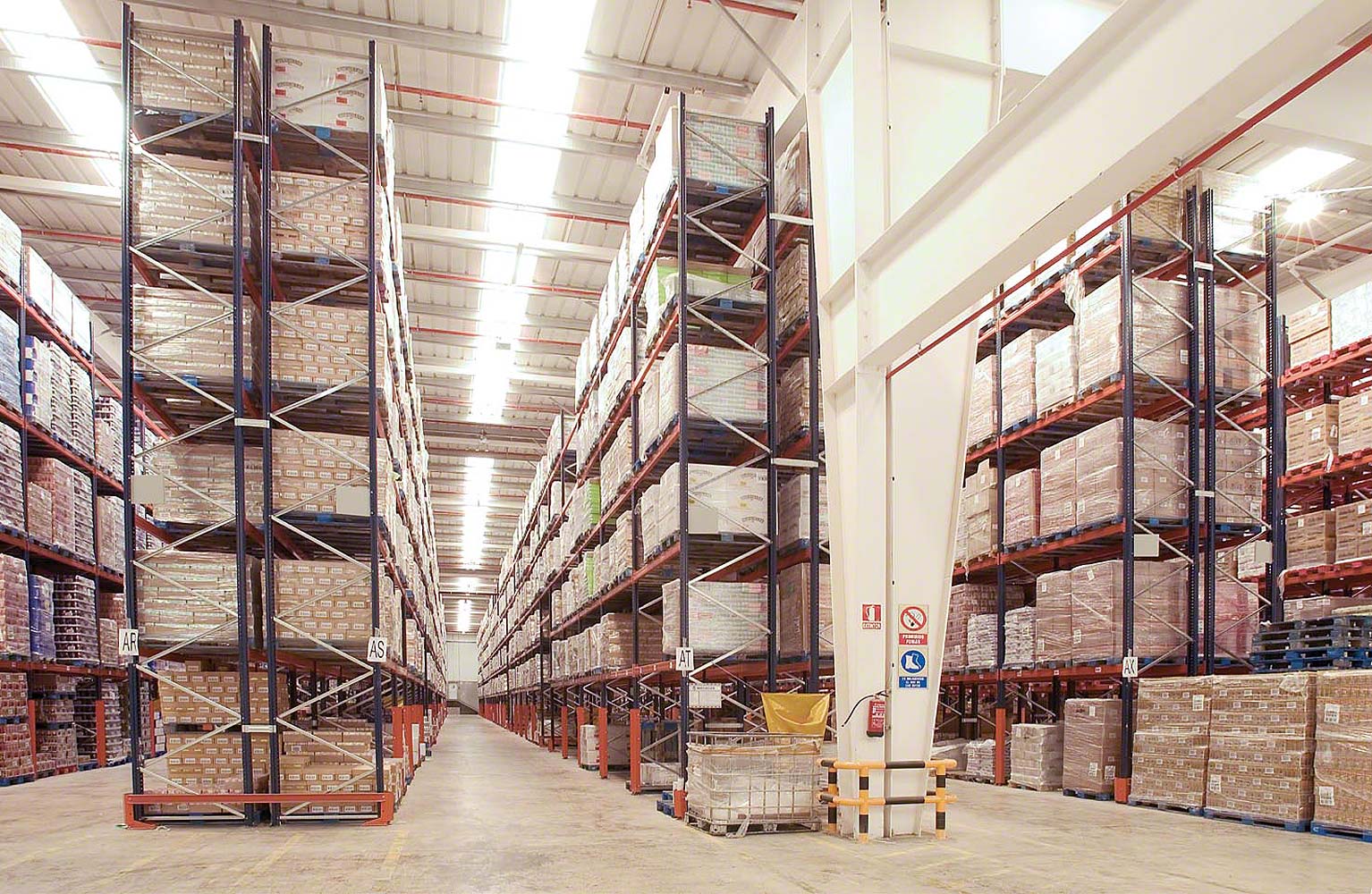 Vista general de los pasillos del depósito con racks selectivos