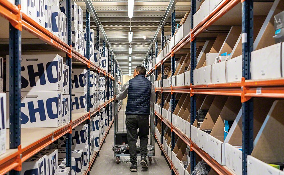 Las estanterías con pasarelas de Motocard dan cabida a 15.000 artículos