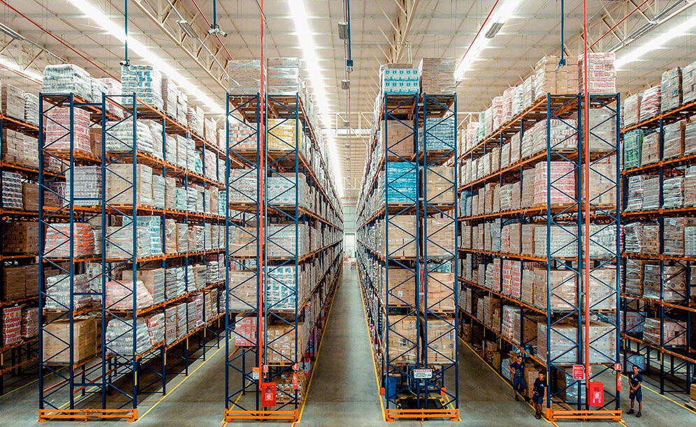 Gran capacidad de almacenaje en el centro de distribución de Armazém Mateus en Brasil Gran capacidad de almacenaje en el centro de distribución de Armazém Mateus en Brasil