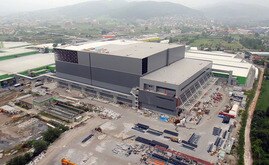 El depósito autoportante de Hayat Kimya en construcción. Para la estructura autoportante se utilizaron 10.000 toneladas de acero
