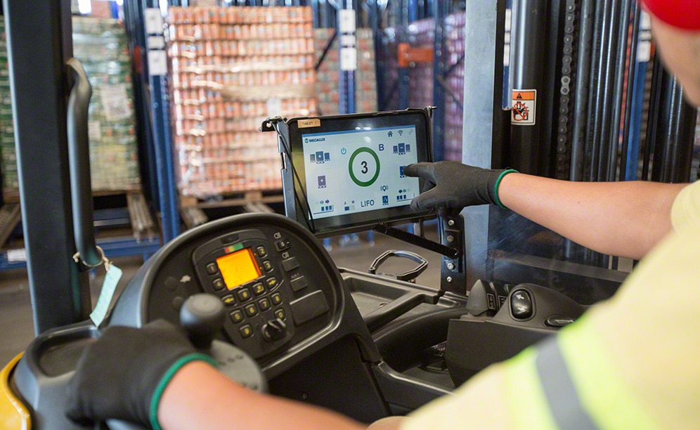 Con el Pallet Shuttle, la entrada y salida de la mercadería es automática Con el Pallet Shuttle, la entrada y salida de la mercadería es automática