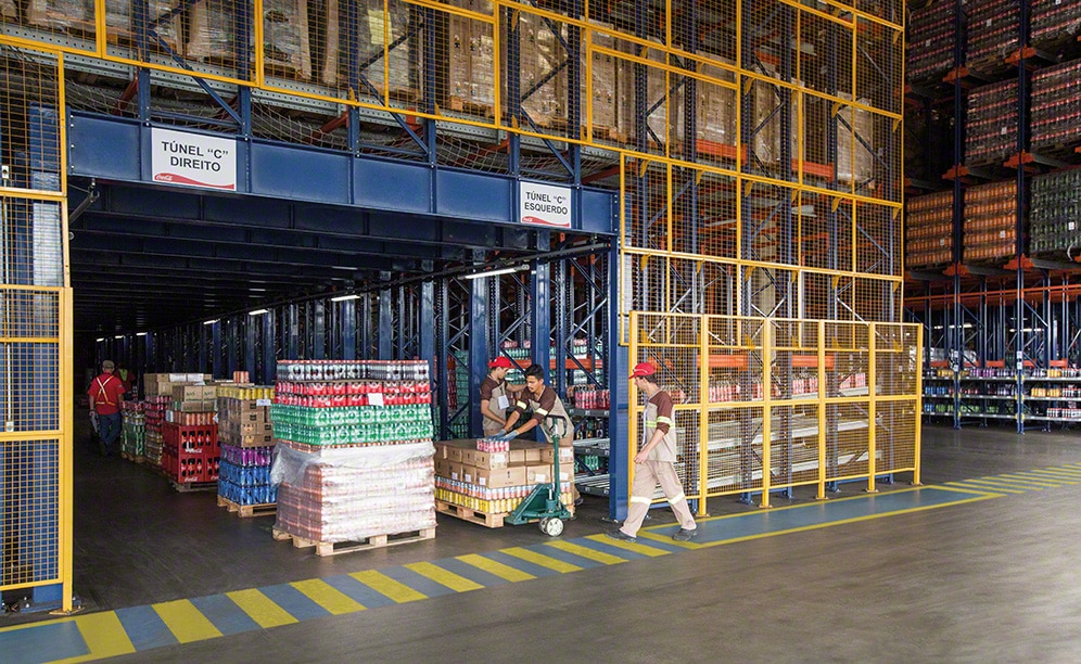 Los racks compactos aprovechan al máximo la superficie del depósito Los racks compactos aprovechan al máximo la superficie del depósito