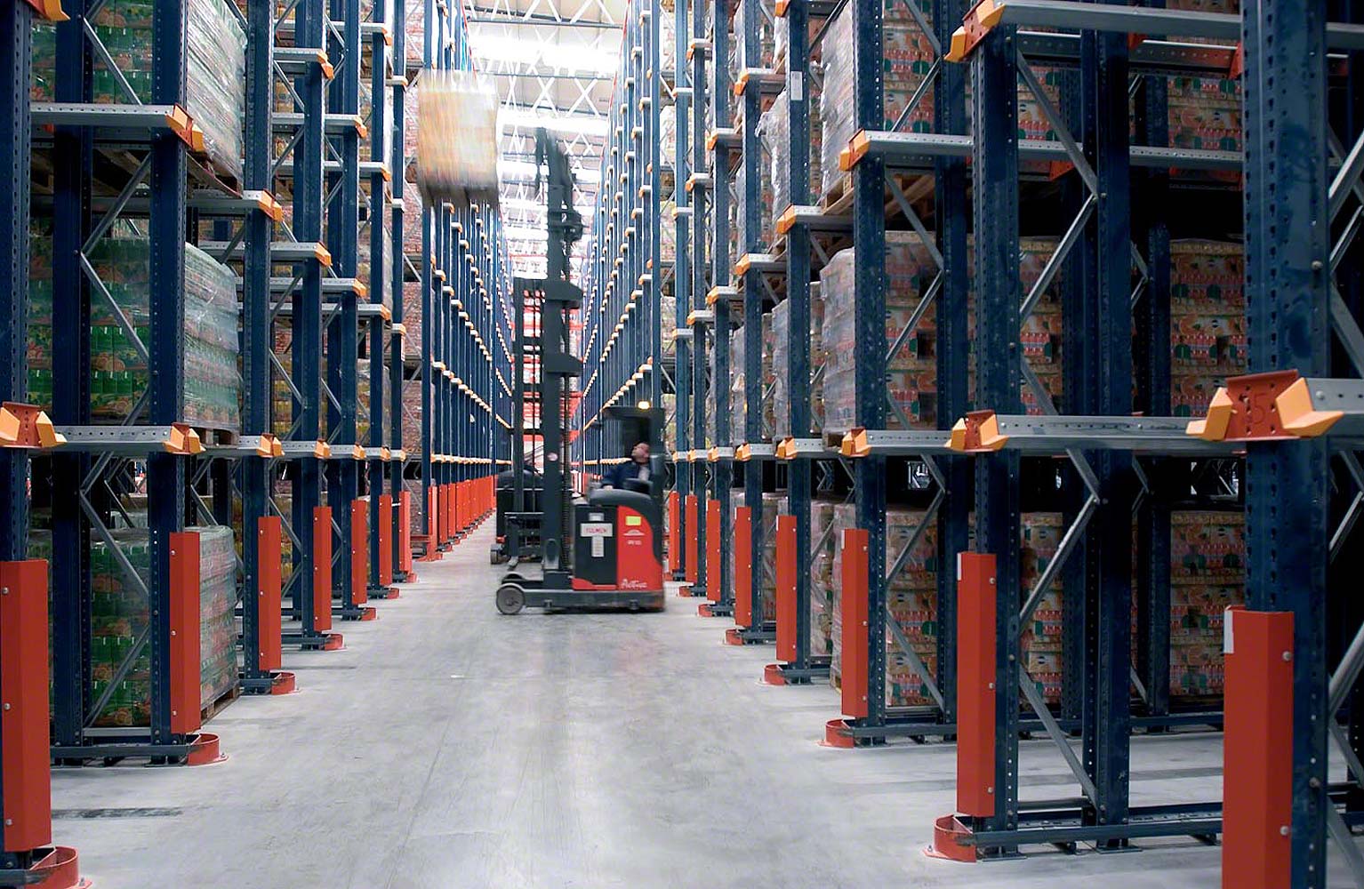 Pasillo de racks drive-in con un autoelevador ubicando un pallet