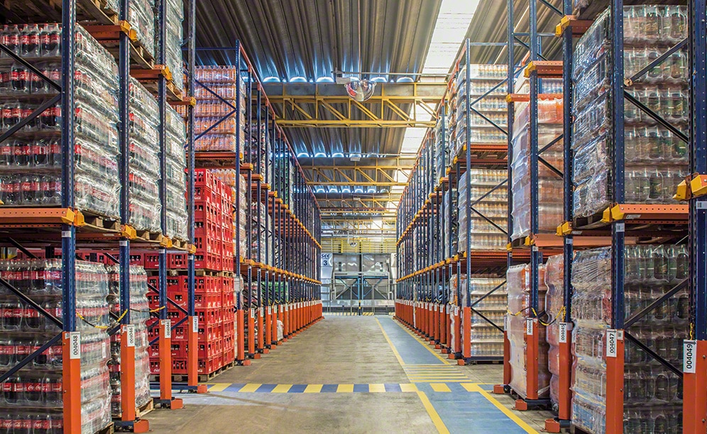Los racks drive-in, de 6,5 m de altura, almacenan 6.840 pallets