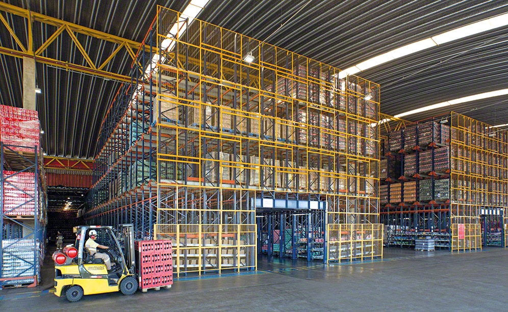 Racks compactos con el sistema Pallet Shuttle semiautomático Racks compactos con el sistema Pallet Shuttle semiautomático