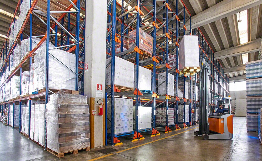 Pallet Shuttle y racks selectivos en el depósito de Genta en Italia