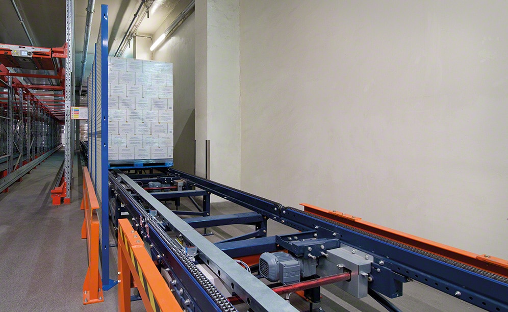 Un transportador que comunica la fábrica de Nutricia con expediciones Un transportador que comunica la fábrica de Nutricia con expediciones