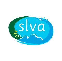 El fabricante lácteo SLVA consigue manipular y almacenar más de 7.400 pallets con nueve carros Pallet Shuttle en canales de hasta 20 m de profundidad El fabricante lácteo SLVA consigue manipular y almacenar más de 7.400 pallets con nueve carros Pallet Shuttle en canales de hasta 20 m de profundidad