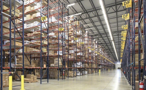El mayorista de ropa SanMar, soluciona su espacio con racks selectivos para pallets