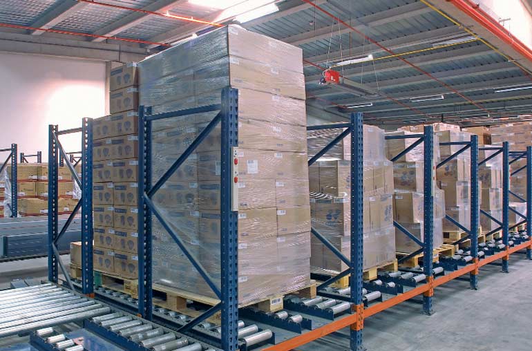 Distribución de pallets sobre transportadores de rodillos.