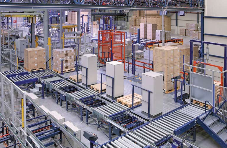 Puestos de picking en la cabecera de un depósito automático.
