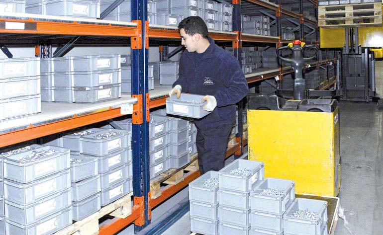 Operario realizando tareas de picking directamente sobre los palets.