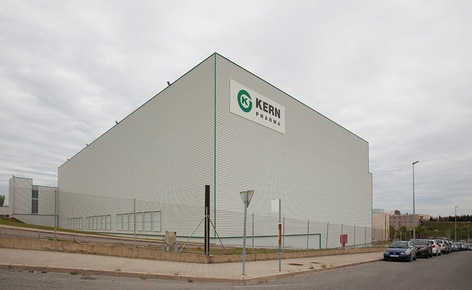 Nuevo depósito para Laboratorio Kern Pharma que combina transelevadores para pallets y para cajas