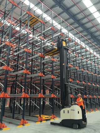 Sistema Pallet Shuttle y estanterías cantilever de Mecalux en el depósito de Reece en Australia Sistema Pallet Shuttle y estanterías cantilever de Mecalux en el depósito de Reece en Australia