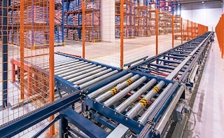 Mayor rendimiento y manipulación automatizada de la mercadería con los transportadores para pallets Mayor rendimiento y manipulación automatizada de la mercadería con los transportadores para pallets