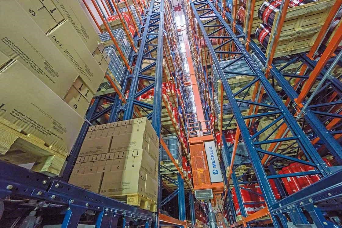 Un transelevador maneja pallets de forma automática en un depósito robotizado