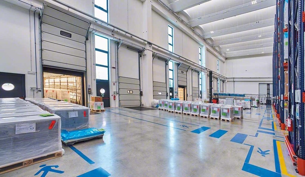 Zona de recepción de mercaderías en un depósito Zona de recepción de mercaderías en un depósito
