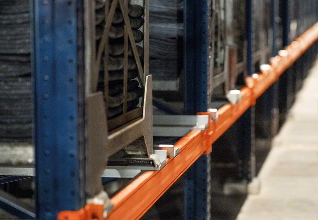 Las estanterías deben adaptarse a los contenedores metálicos que agrupan neumáticos Las estanterías deben adaptarse a los contenedores metálicos que agrupan neumáticos