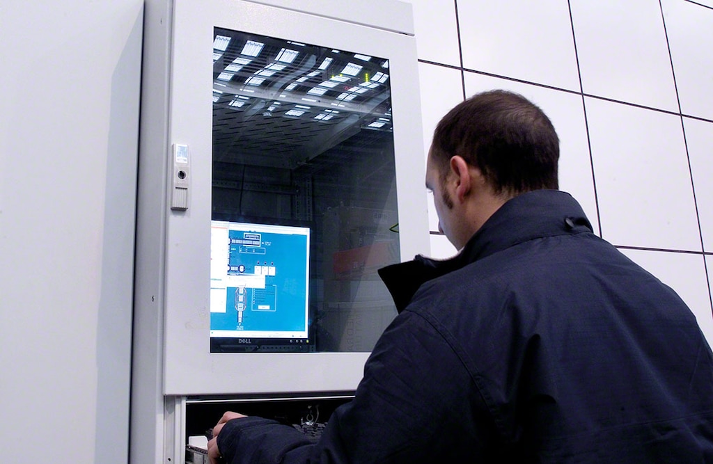 Un operario comprueba el registro de datos relacionados con el sistema de trazabilidad Un operario comprueba el registro de datos relacionados con el sistema de trazabilidad