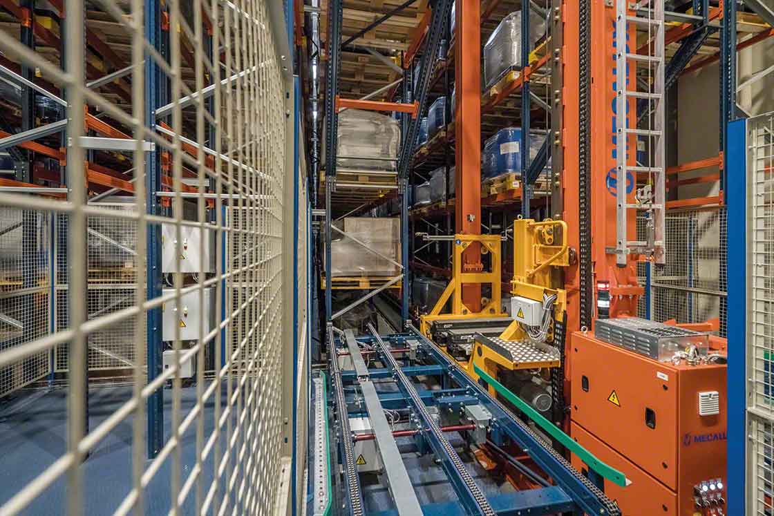 Los transelevadores extraen las cargas de los racks y las transportan automatizando el picking
