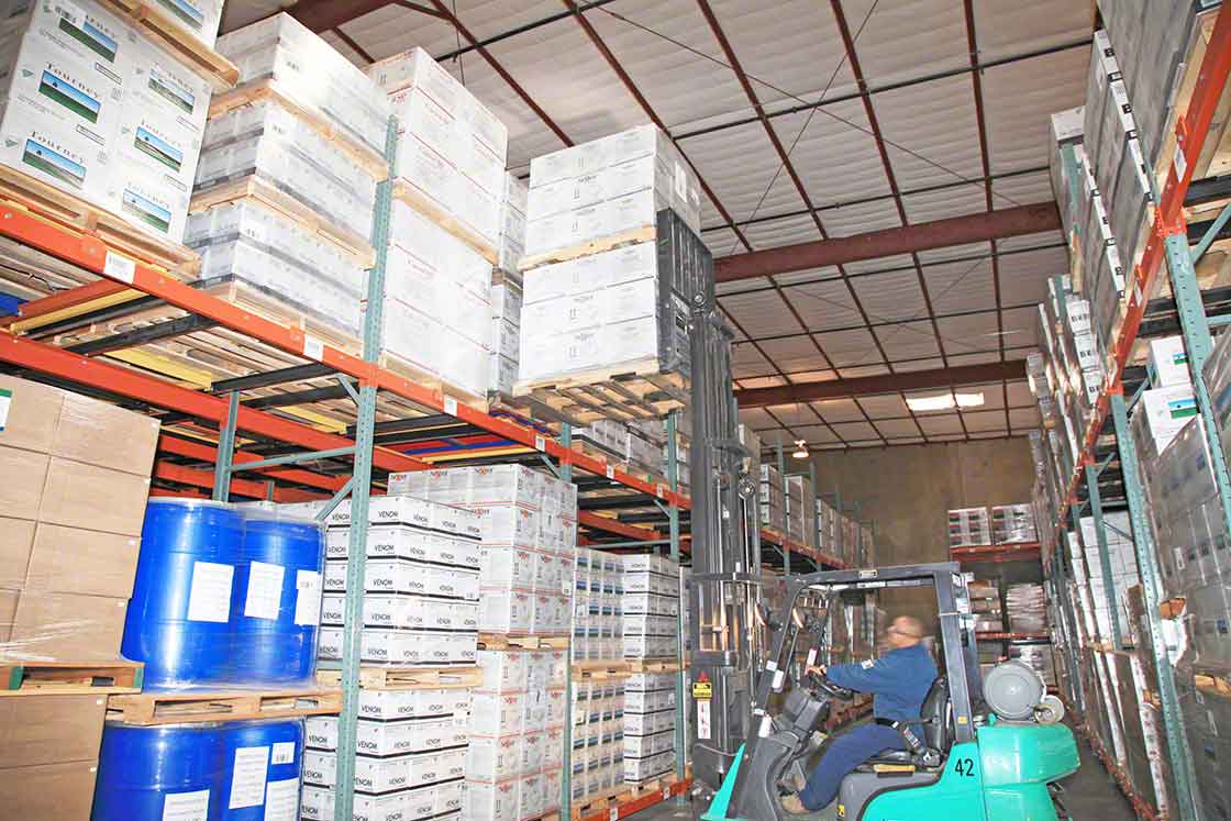 La carga y descarga en sistemas de almacenamiento dinámico push-back se realiza por el mismo extremo de los racks
