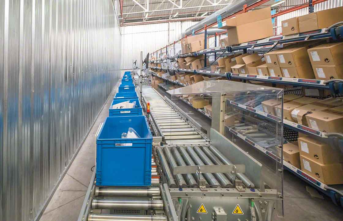 La zona de picking, situada frente a las estanterías, está dotada de transportadores para cajas que facilitan el movimiento de cargas