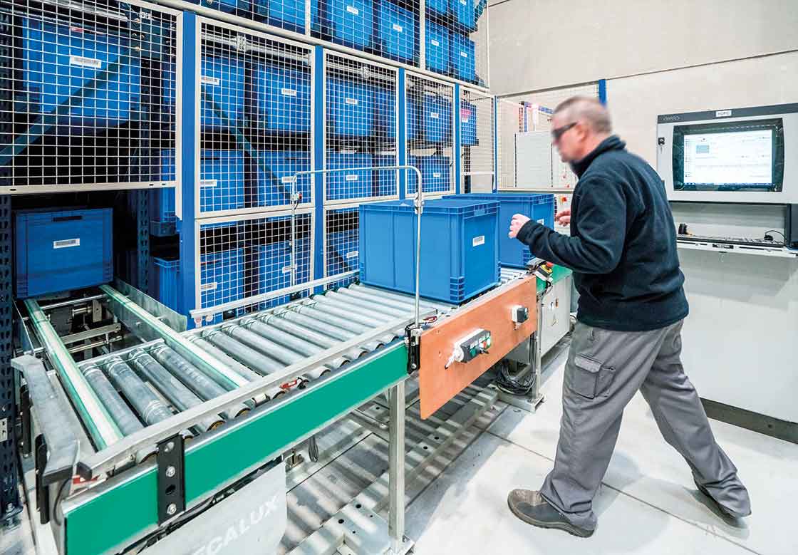 Los depósitos automáticos para cajas tienen la zona de picking ubicada en la cabecera del miniload