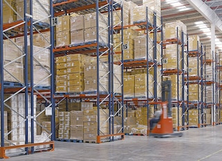 Dos sistemas de almacenamiento en el centro de distribución de Eurofred en España