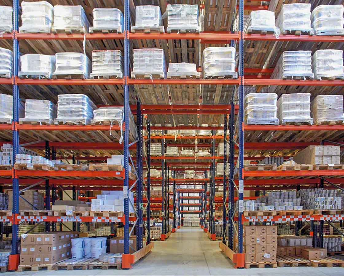 Los pasillos de emergencia transversales mejoran la seguridad en los depósitos de productos químicos