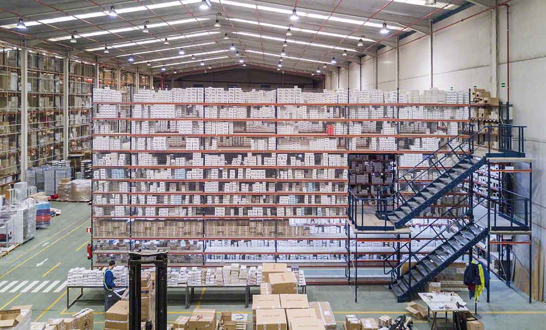 Las pasarelas ayudan a maximizar el espacio en depósitos de operadores logísticos especializados en e-commerce
