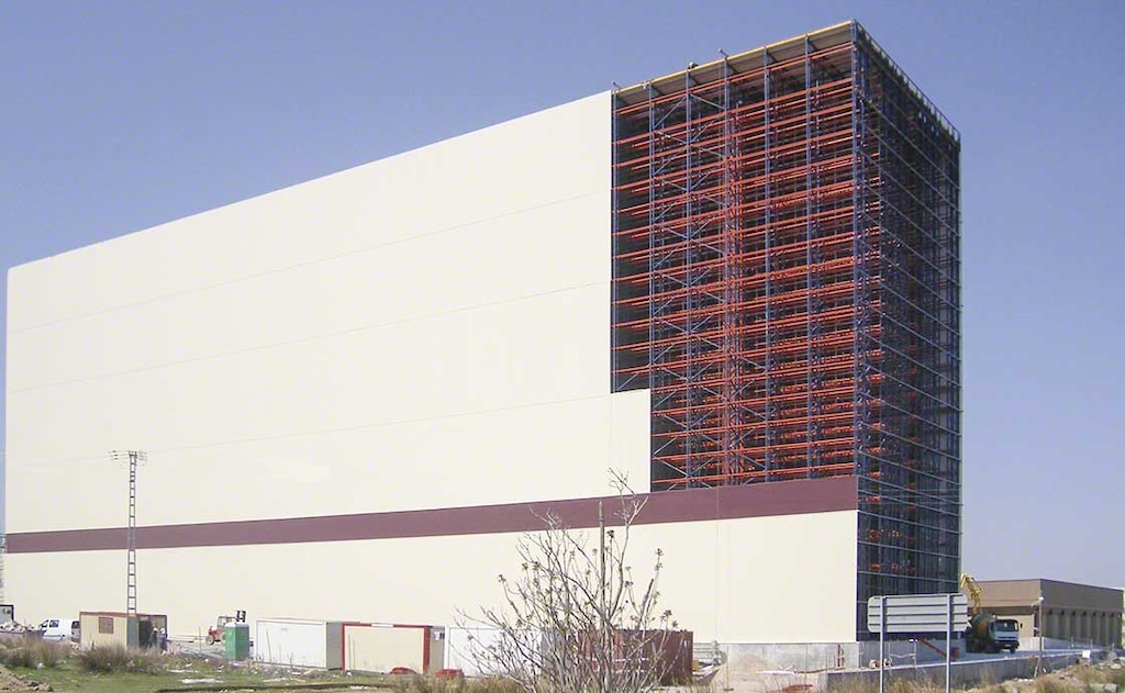 El depósito autoportante de Delaviuda mide 42 metros de alto El depósito autoportante de Delaviuda mide 42 metros de alto