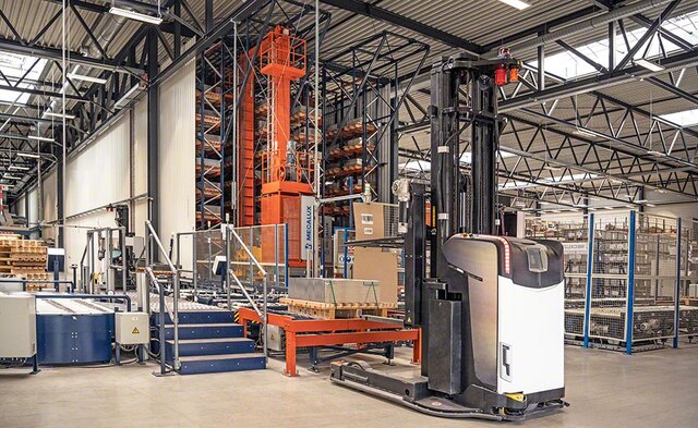 Vehículos automáticos AGV de Blechwarenfabrik que conectan el depósito con producción