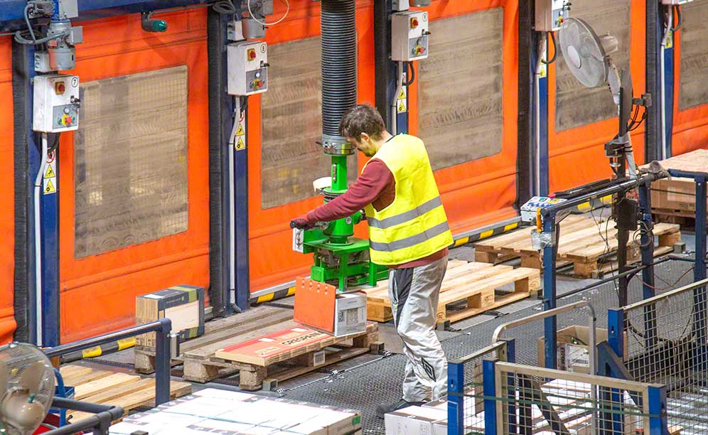 La solución de Mecalux para VM Matériaux facilita la preparación de pedidos