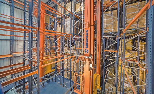 El depósito automático para pallets de Gioseppo está compuesto por tres pasillos con racks de doble profundidad