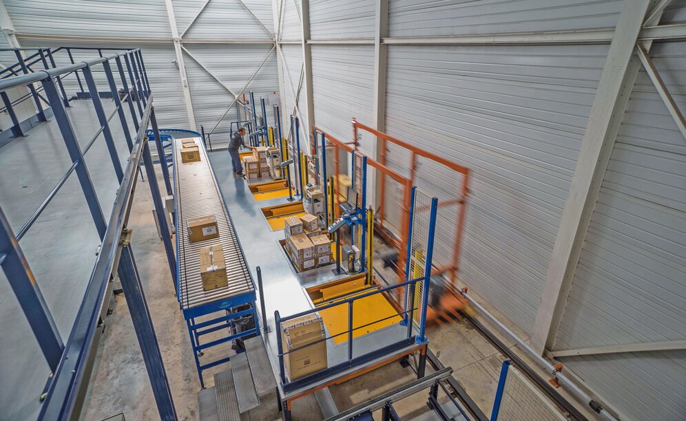 El circuito de transportadores conecta con una lanzadera doble, encargada de la entrada y salida de los pallets en el depósito y de trasladarlos hasta los puestos de picking
