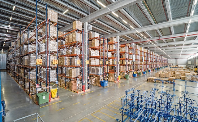 El depósito de DHL dotado con racks selectivos está capacitado para almacenar más de 90.000 pallets