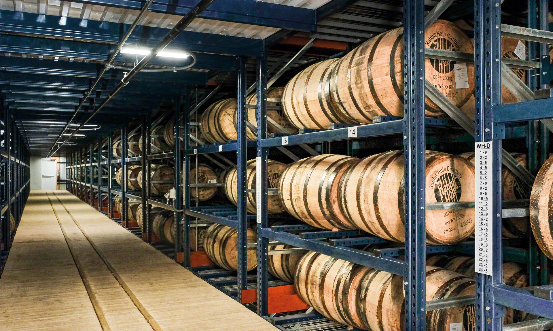 Rabbit Hole Distillery: depósito de alta densidad con barriles de whiskey bourbon
