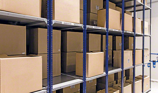 Estanterías de ángulo ranurado